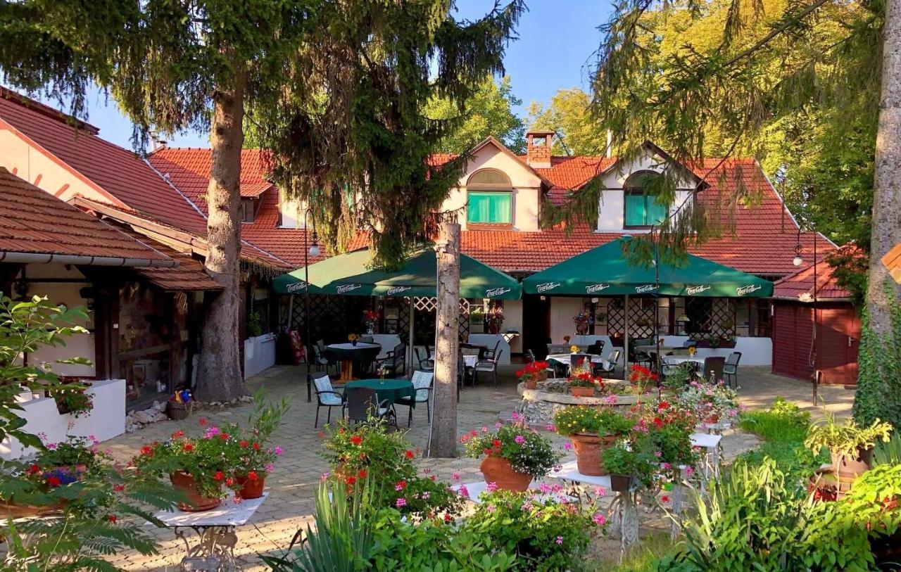 Talizman Etterem Panzio Hotel Miskolc Buitenkant foto